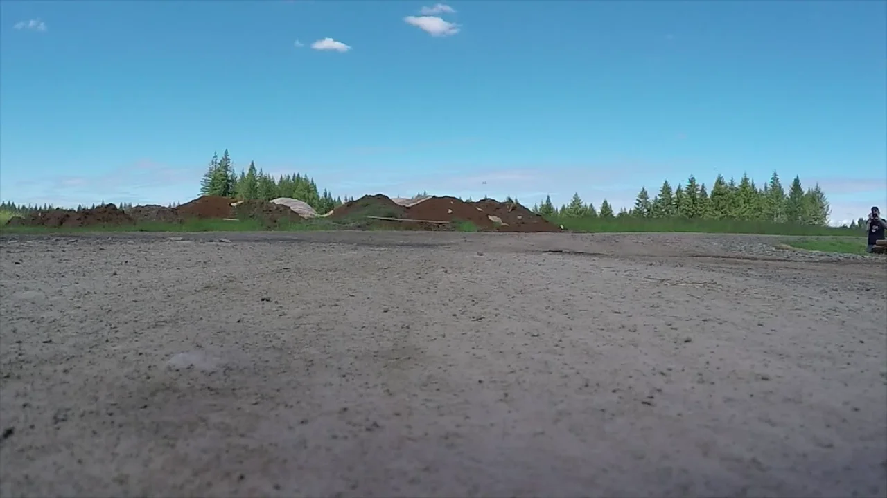 Drone en vol au-dessus d'un terrain dégagé, illustrant les sous-catégories de vol A1, A2 et A3