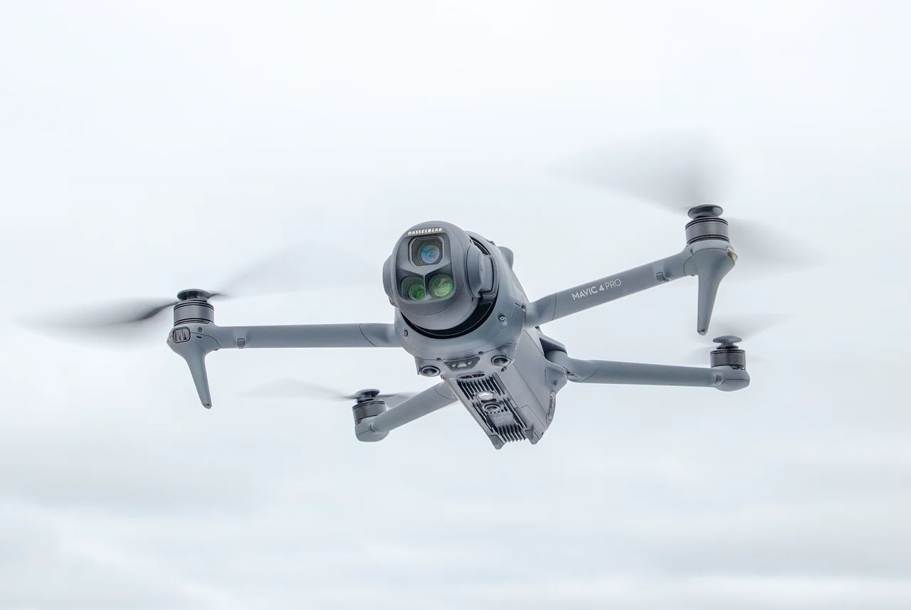 Drone de loisir en vol, illustrant la réforme réglementaire 2026 pour les télépilotes